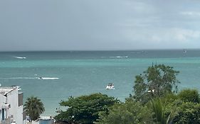 LINDO, apartamento praia da enseada Ubatuba, 100 mts da praia